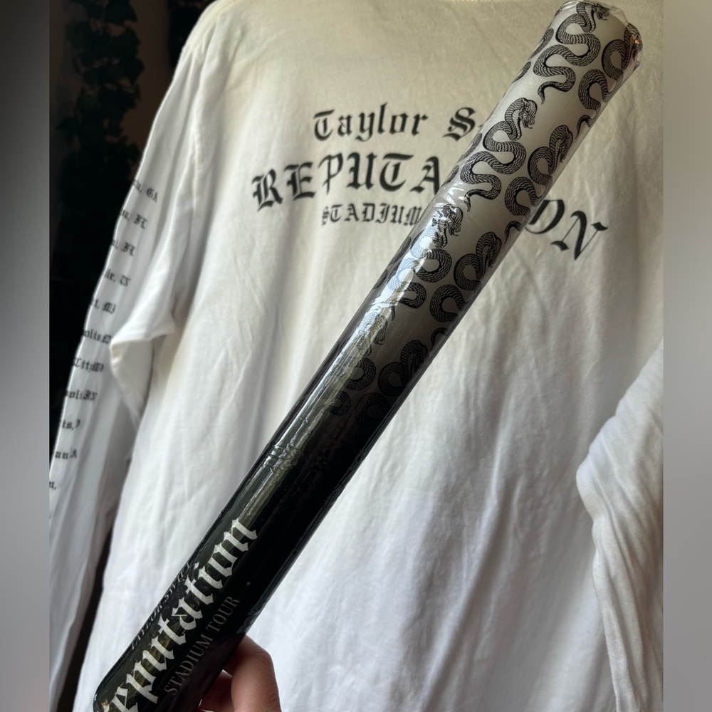 Taylor Swift 2018 Reputation Tour White Long Sleeve and Light Up Wand